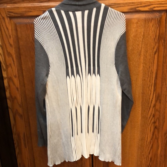 New Directions XL Gray and White Sweater - Picture 5 of 5